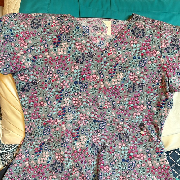 Vera Bradley scrub top small - Picture 5 of 9